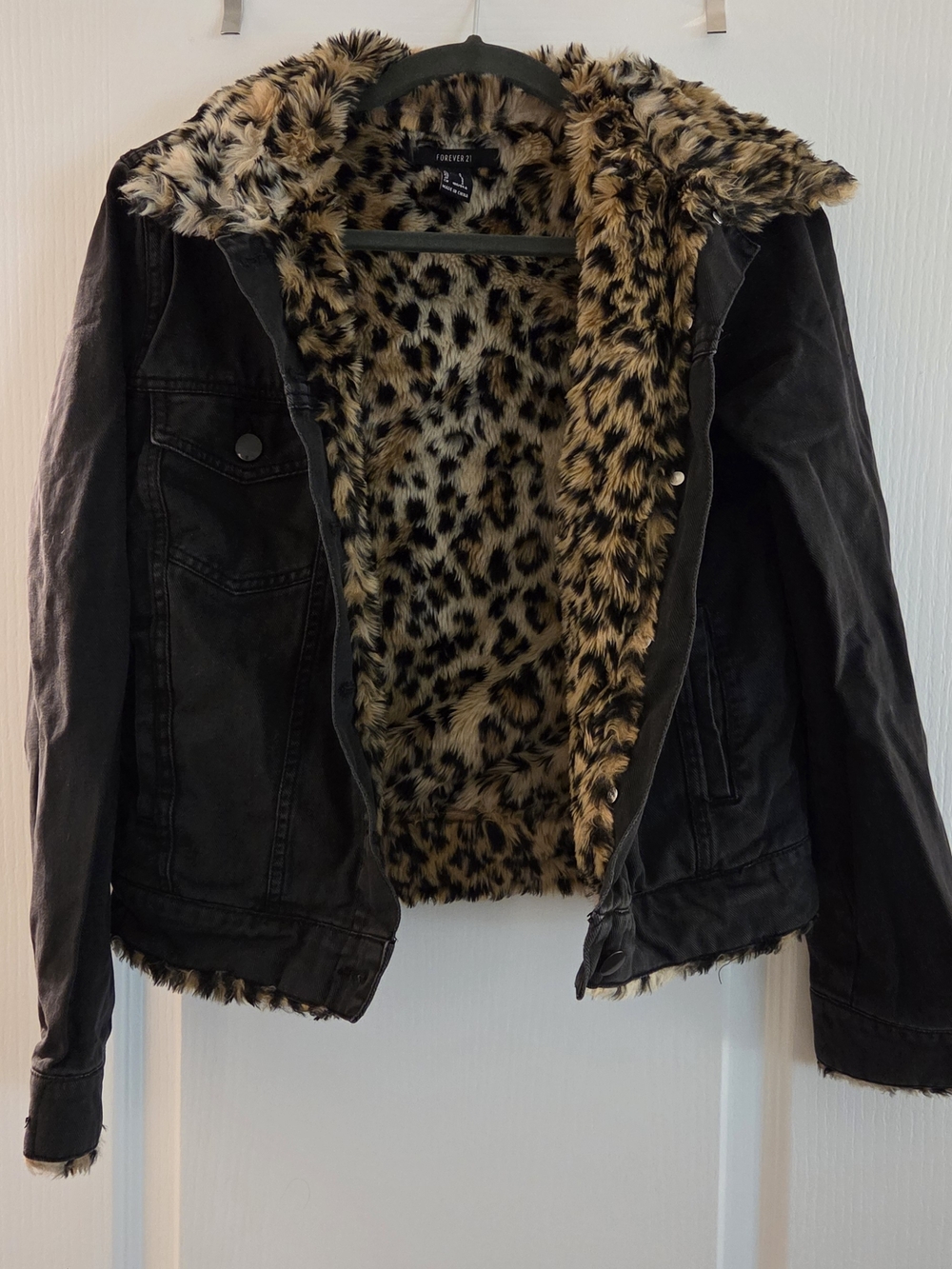Forever 21 Black Jacket with Leopard Faux-Fur Lining Size Small